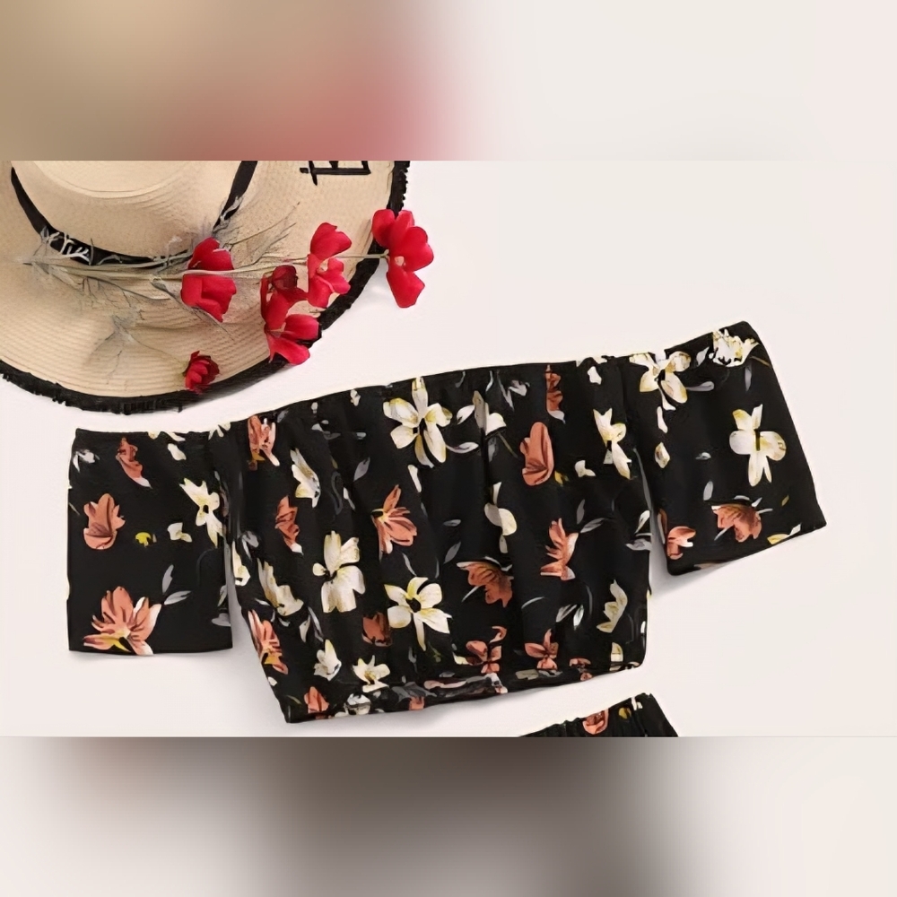 SHEIN Flower Crop Top